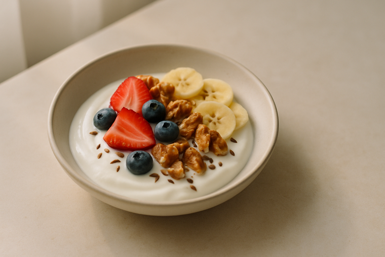 Yogur con fruta y nueces